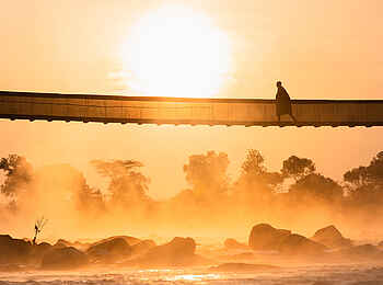 Ngare Serian Camp: Brücke im Gegenlicht