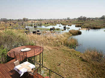 Nkasa Lupala Tented Lodge: Blick vom Aussichtsdeck auf den Feuerplatz und die Lagune Nkasa Lupala Tented Lodge: Blick vom Aussichtsdeck auf den Feuerplatz und die Lagune