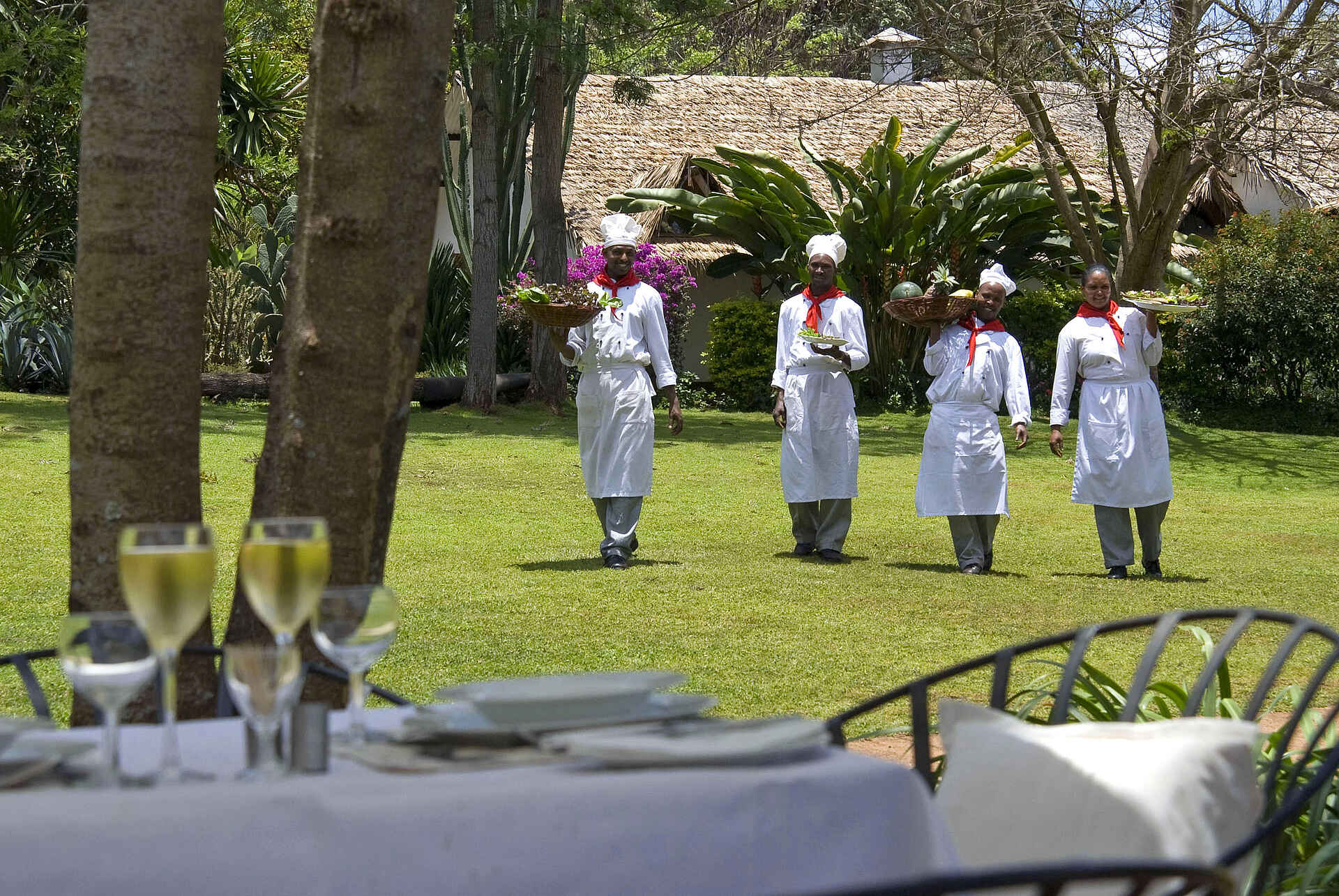 Plantation Lodge: Personal im Garten Ngorongoro-Krater, Plantation Lodge, Personal, Rasen, Service, afrikarma, afrikarma Safaris, afrikarma Safaris - Wildnis. Hautnah., afrikarma.de