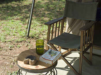 Ronjo Camp: Regiesessel vor dem Zelt