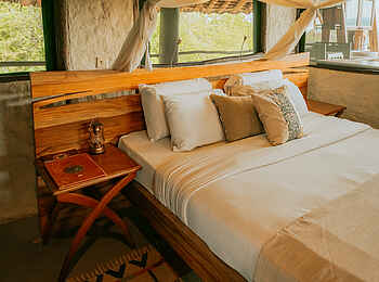Soroi Leopards Lair Cottages: Bett mit Nachttisch
