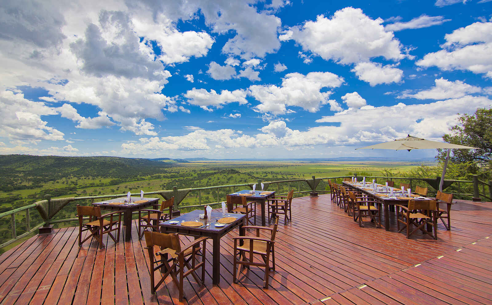Soroi Serengeti Lodge: Restaurant-Deck Soroi Serengeti Lodge: Restaurant-Deck