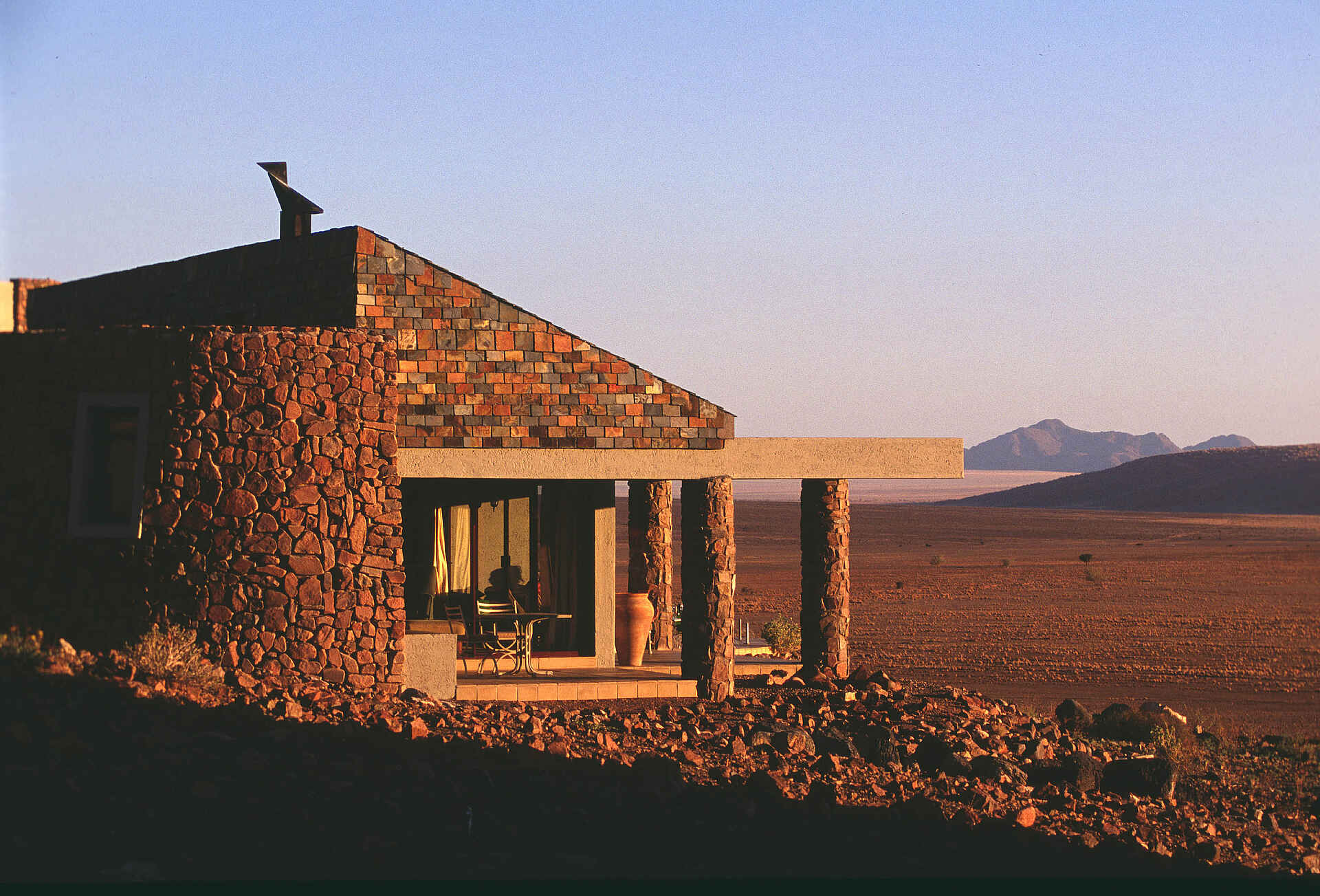 Sossusvlei Desert Lodge: Chalet aus Stein und Glas