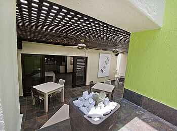 Galton House: Schattenbereich im Innenhof