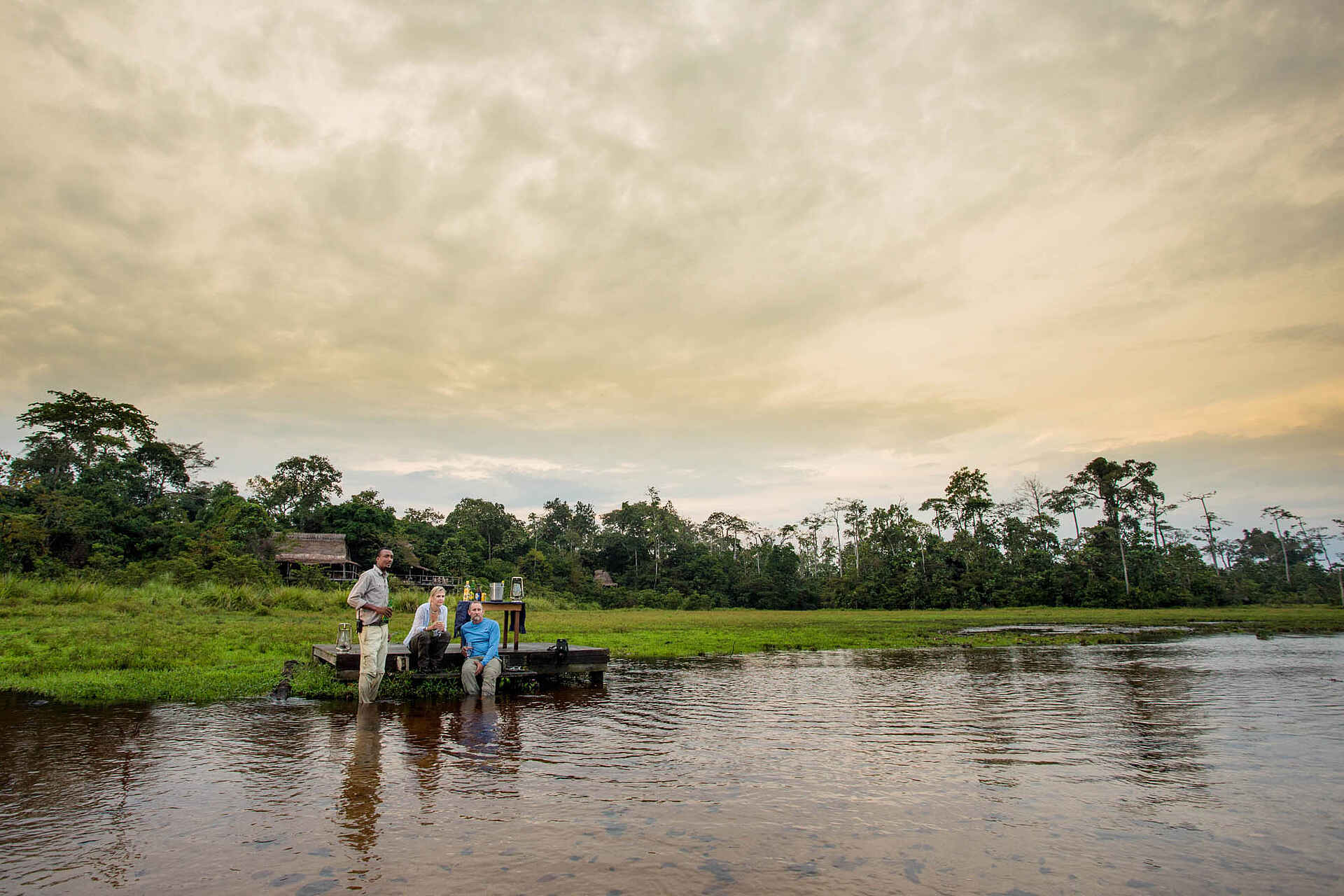 Lango Camp: Ein Sundowner am Fluss