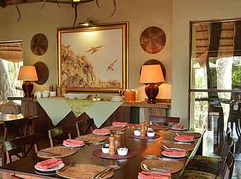 Motswiri Private Safari Lodge: Das Speisezimmer im Hauptgebäude Motswiri Private Safari Lodge: Das Speisezimmer im Hauptgebäude