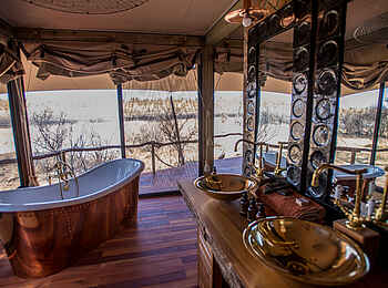 Somalisa Camp: Große Fenster im Bad lassen einen weiten Ausblick zu Somalisa Camp: Große Fenster im Bad lassen einen weiten Ausblick zu