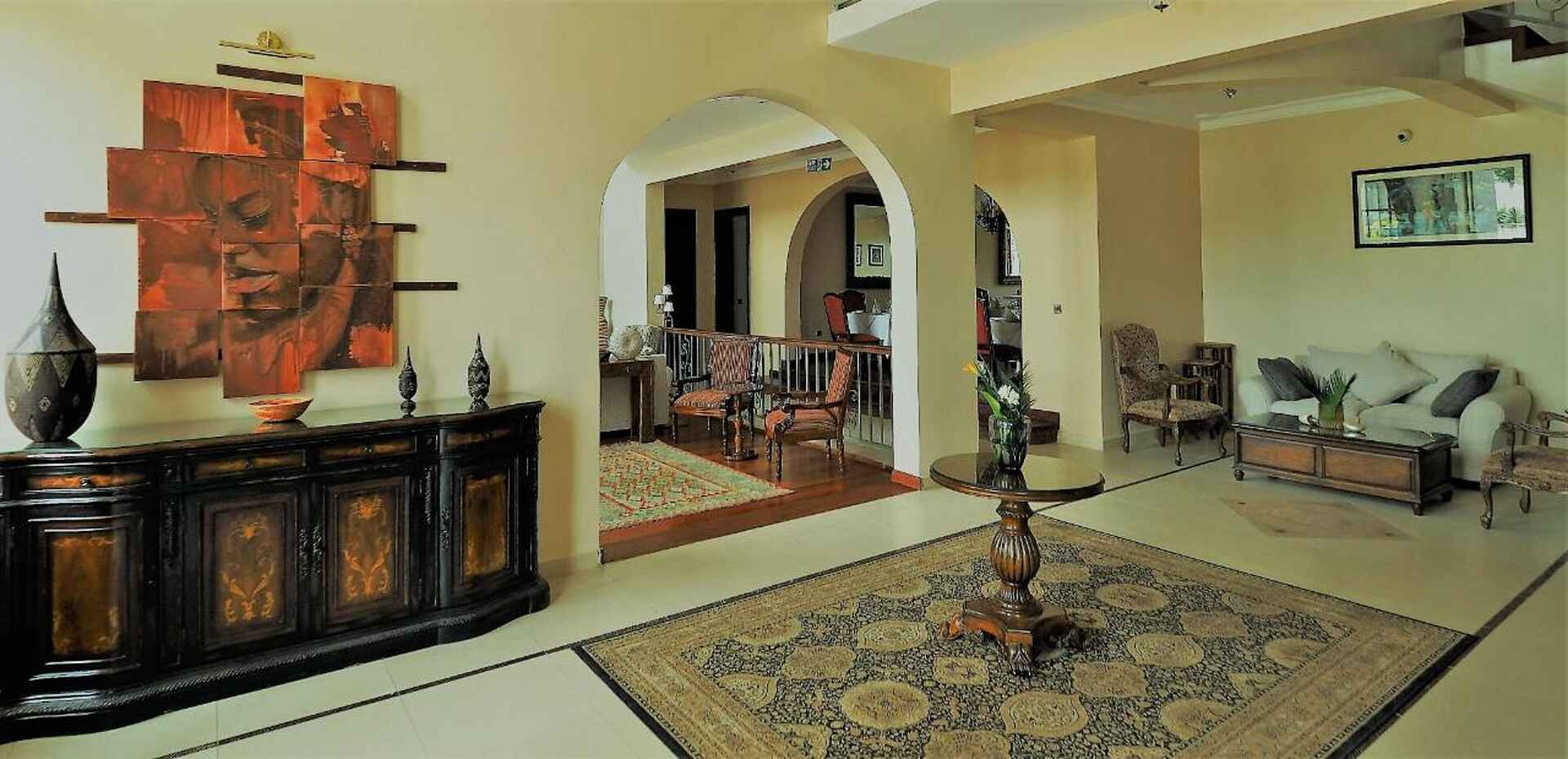 Bilder, Kommode, Sofa, Stühle, Tisch, The Bishop's House, Gorilla Tracking, Ruhengeri, Volcanoes National Park, Afrikarma, Afrikarma Safaris, Afrikarma Safaris. Wildnis. Hautnah., Afrikarma.de