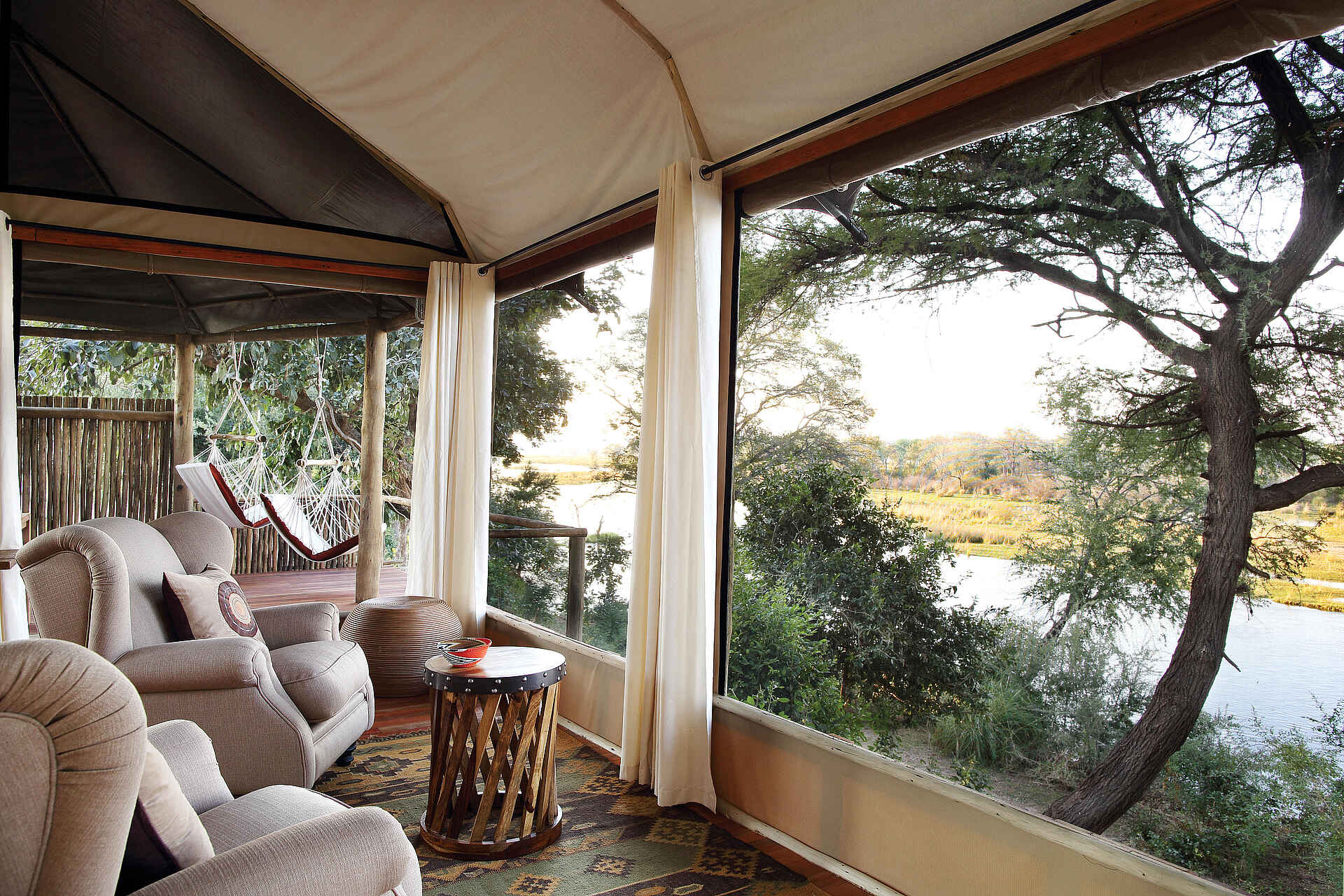 Amanzi Camp: Sitzecke mit Blick auf den Fluss