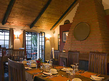 Bashay Rift Lodge: Esstisch und Kamin Bashay Rift Lodge: Esstisch und Kamin