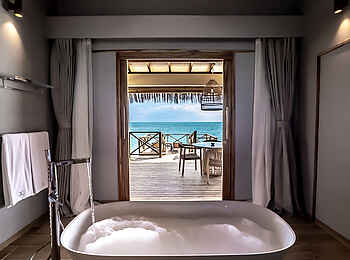 Bawe Island: Badezimmer mit Aussicht in einer Lagoon Suite