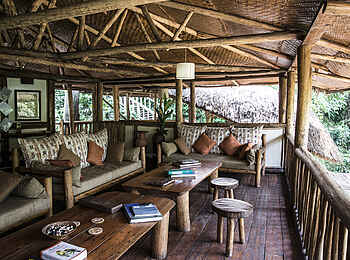 Buhoma Lodge: Sofas in der Lounge