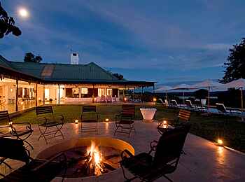 Chichele Presidential Lodge: Lagerfeuer vor dem Hauptgebäude Chichele Presidential Lodge: Lagerfeuer vor dem Hauptgebäude