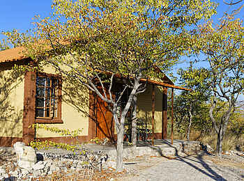 Etosha Safari Camp: Außenansicht Chalet