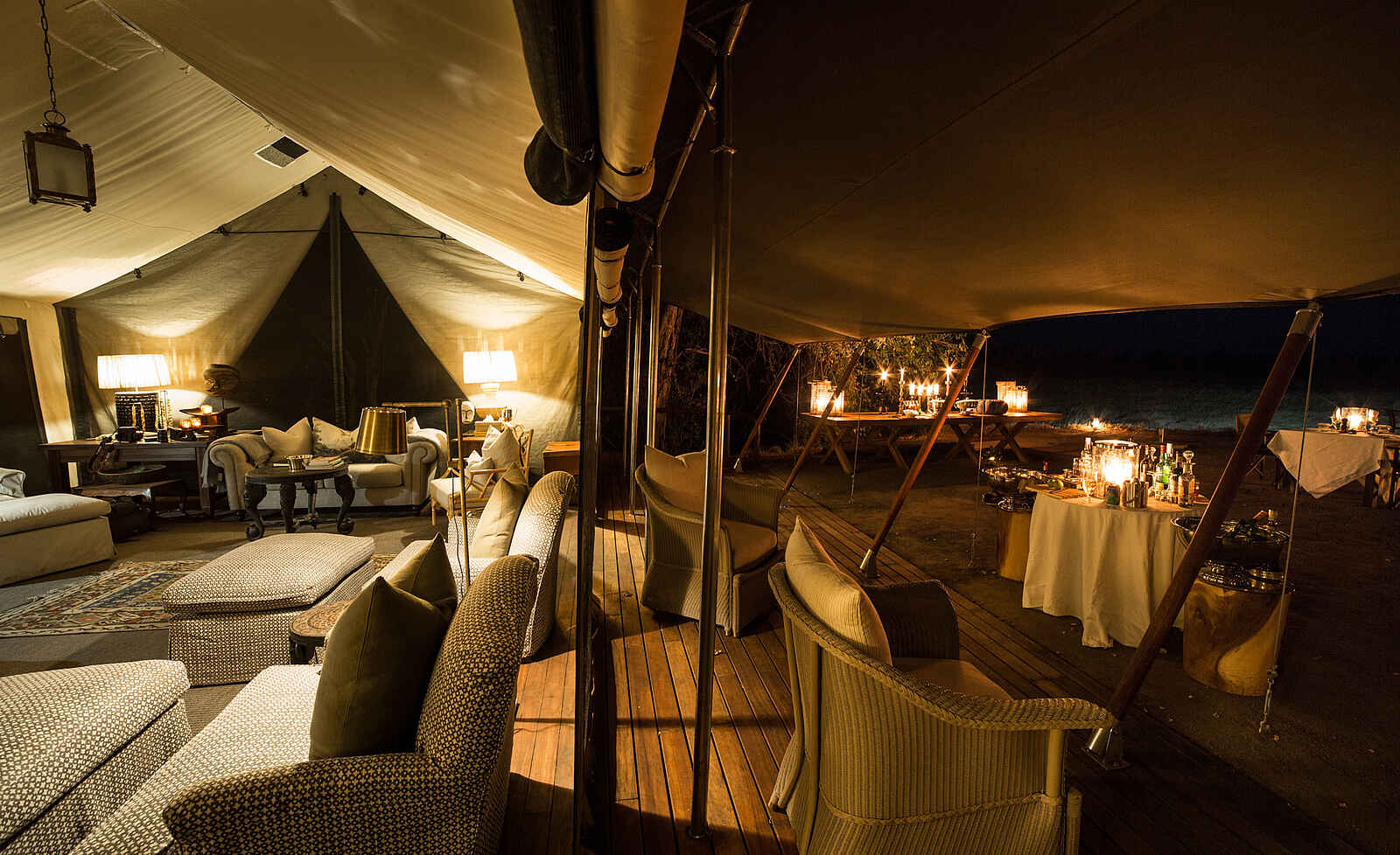 Little Machaba Camp: Blick in die zentrale Lounge und den Außenbereich Little Machaba Camp: Blick in die zentrale Lounge und den Außenbereich