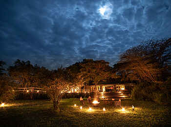 Mara Plains Camp: An der Feuerstelle Mara Plains Camp: An der Feuerstelle