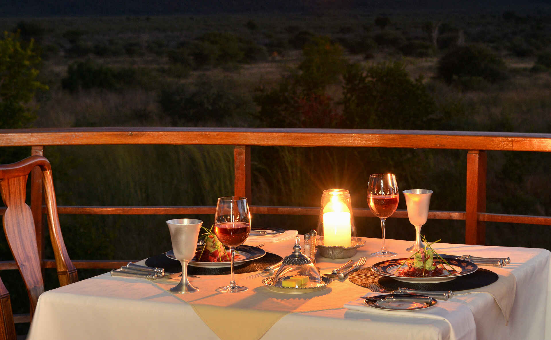 madikwe game reserve, mateya safari lodge, südafrika, außenterrasse, dinner, kerzenlicht, afrikarma, afrikarma safaris, afrikarma safaris - wildnis. hautnah., afrikarma.de
