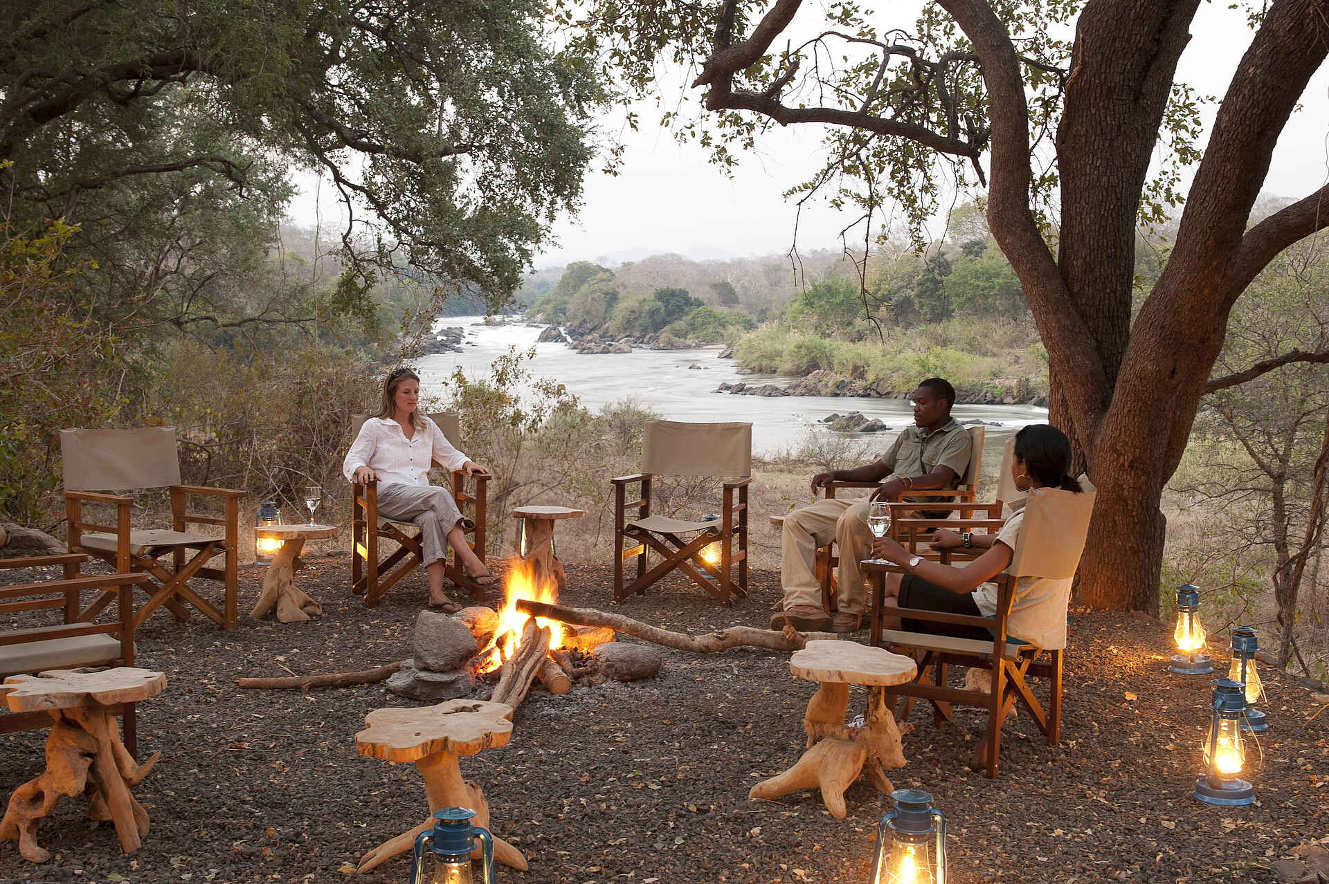 Mkulumadzi Lodge: Am Lagerfeuer