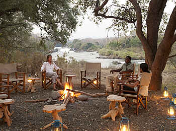 Mkulumadzi Lodge: Am Lagerfeuer
