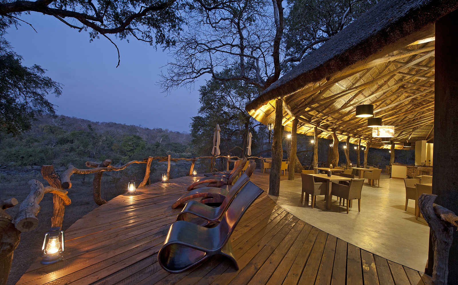 Mkulumadzi Lodge: Hauptgebäude am Abend Mkulumadzi Lodge: Hauptgebäude am Abend
