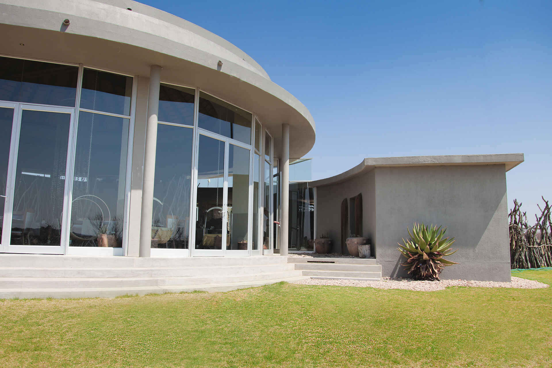 Naankuse Lodge: Hauptgebäude Airport, Auffangsstation, Auswilderung, Auszeichnung, Carnivoren, Charity, Charity Lodge, Fleischfresser, Flughafen, Gepard, Geparden, Hochzeit, Koch, Küche, Leopard, Leoparden, Naankuse, Naankuse Foundation, Naankuse Lodge, Naankuse Reservat, Naankuse Reservation, Naankuse Schutzgebiet, Naankuse Stiftung, Namiba, Raubtiere, Reservat, Safari, San, San-Volk, Seminar, South East Namibia, South Namibia, Südnamibia, Südostnamibia, Tagung, Tierschutz, Tracking, Windhoek, Wohltätigkeit, Hauptgebäude, Main Area, Main Building, Main Lounge