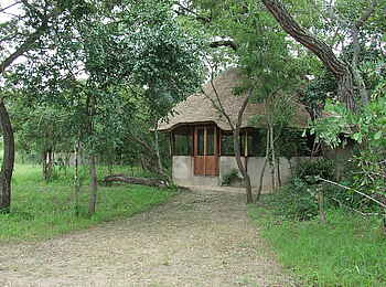 Nanzhila Plains Safari Camp: Zugang zu einem Gästechalet Nanzhila Plains Safari Camp: Zugang zu einem Gästechalet