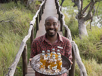 Nxabega Okavango Tented Camp: Drinks werden serviert