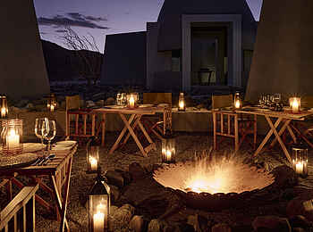 Okahirongo Elephant Lodge: Dinner in der Boma Okahirongo Elephant Lodge: Dinner in der Boma