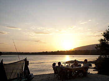 Sand Rivers Selous: Abendessen bei Sonnenuntergang