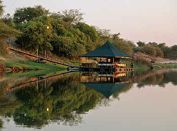Taranga Safari Lodge: Blick auf die Bar