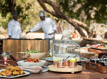 Chikwenya Camp: Salate und Hähnchenspieße