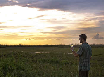 Linyanti Expeditions: Sundowner Drink im Busch Linyanti Expeditions: Sundowner Drink im Busch
