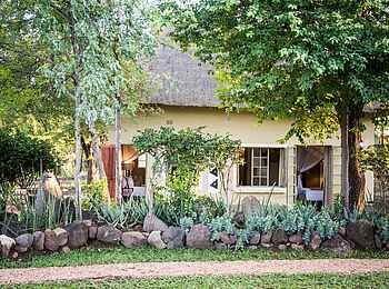 Robins Camp: Blumenbeet vor dem Chalet Robins Camp: Blumenbeet vor dem Chalet