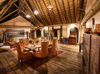 Selinda Suite: Esstisch mit gepolsterten Stühlen