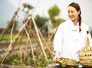 Singita Kwitonda Lodge: Köchin im Gemüsegarten Singita Kwitonda Lodge: Köchin im Gemüsegarten