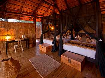 Chamilandu Bushcamp: Gästechalet mit zwei Einzelbetten Chamilandu Bushcamp: Gästechalet mit zwei Einzelbetten