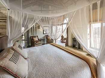 Impodimo Game Lodge: Luxury Suite Bett Impodimo Game Lodge: Luxury Suite Bett