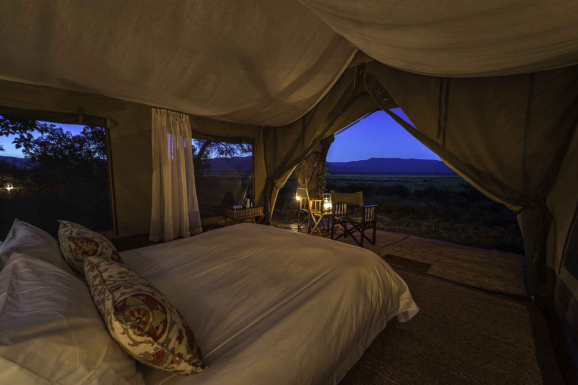 John's Camp, Mana Pools National Park, Mana Pools Nationalpark, Robin Pope Safaris, Sambesi, Simbabwe, The Mana Pools Safari Company, Zambezi River, Doppelbett, Gästezelt, Große Fenster, Großer Eingang, Meruzelt, Private Terrasse, Afrikarma, Afrikarma Safaris, Afrikarma Safaris – Wildnis. Hautnah., afrikarma.de