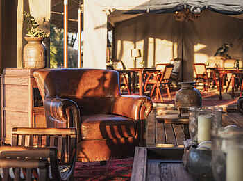 Little Elephant Pepper Camp: Lounge mit Blick in den Speisebereich