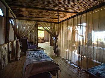 Mopriri Camp: Massage im Wellnessbereich Mopriri Camp: Massage im Wellnessbereich