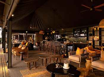 North Island Okavango Safari Camp: Der Zentralbereich mit Lounge und Bar