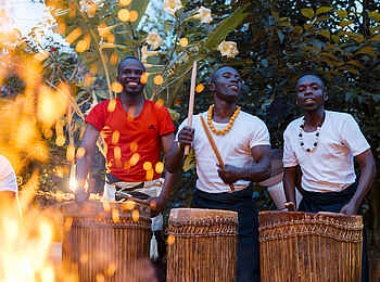Sambora Kinigi Lodge: Musizieren am Feuer