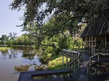 Savuti Camp: Naturschatten auf dem Deck