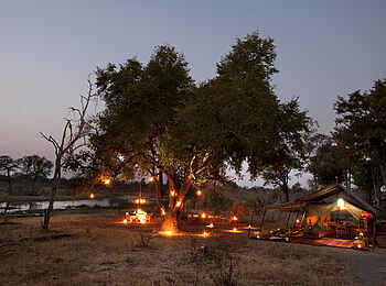 Selinda Explorers Camp: Abendbeleuchtung im Camp Selinda Explorers Camp: Abendbeleuchtung im Camp