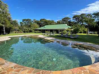 The River Farmhouse: Swimmingpool