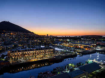 The Silo: Dämmerung über dem Hafen