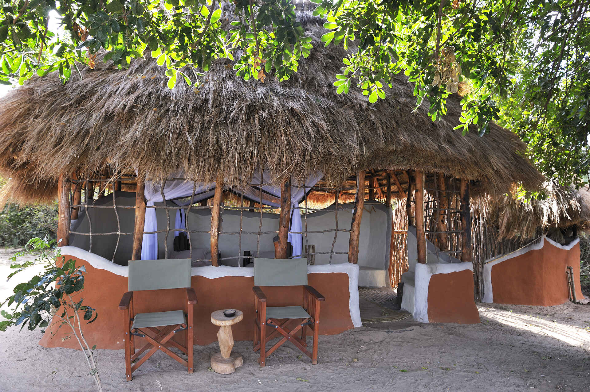Camping, Chongwe Safaris, Goba People, Insel, Kanusafari, Kanu-Safari, Lower Zambezi, Mugurameno, Tsika Island, Tsika Island Canoeing Camp, Gästechalet, Reetdach, Regiesessel, Afrikarma, Afrikarma Safaris, afrikarma Safaris - Wildnis. Hautnah., Afrikarma.de