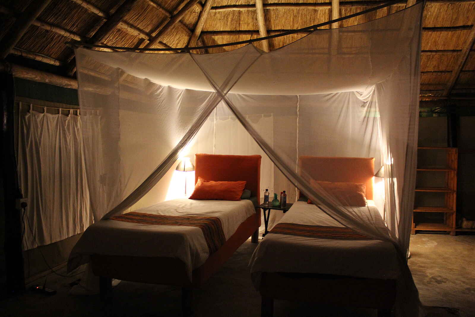 Vundu Camp: Doppelbett unter Moskitonetz Vundu Camp: Doppelbett unter Moskitonetz