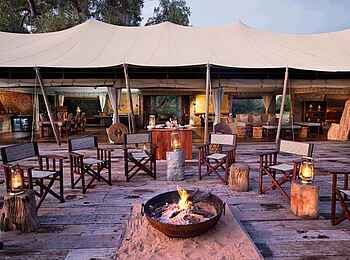 Zanji Suite at Tembo Plains Camp: Ein Lagerfeuer am Abend Zanji Suite at Tembo Plains Camp: Ein Lagerfeuer am Abend