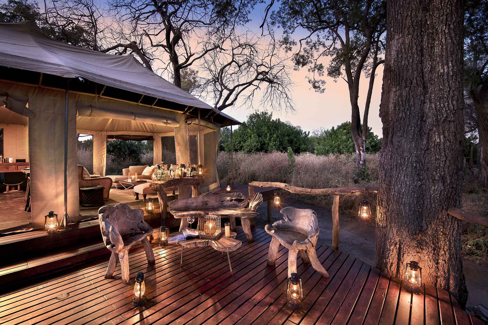 Afrikarma, Afrikarma Safaris, Afrikarma.de, Beks Ndlovu, Caprivi Streifen, Chobe Enclave, Linyanti Ebony, Linyanti Ebony Camp, Linyanti Sümpfe, Deck, Deck Chair, Laternen, Afrikarma Safaris. Wildnis. Hautnah.